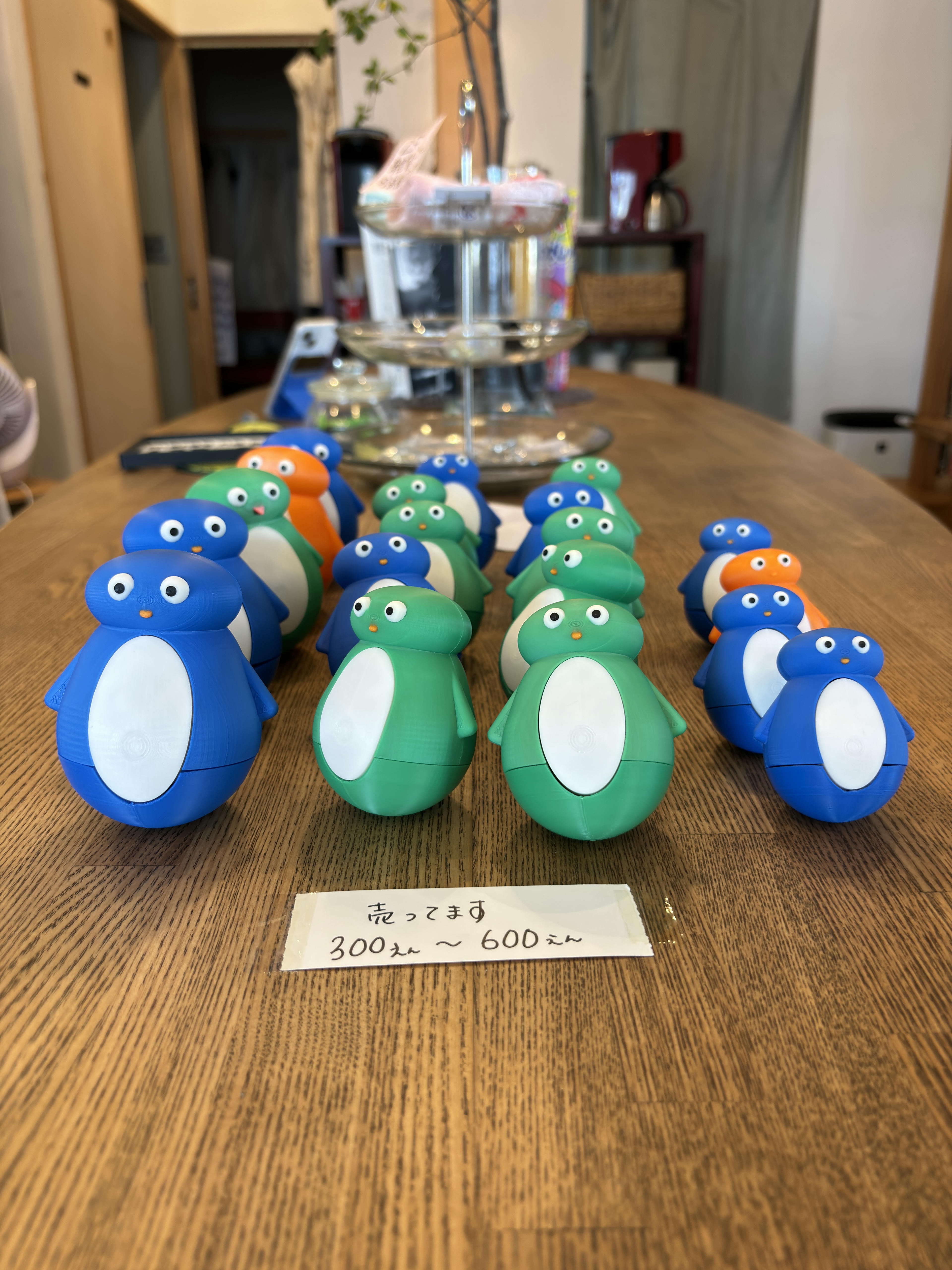 お店のテーブルに並び、お迎えを待つまるぺんたち