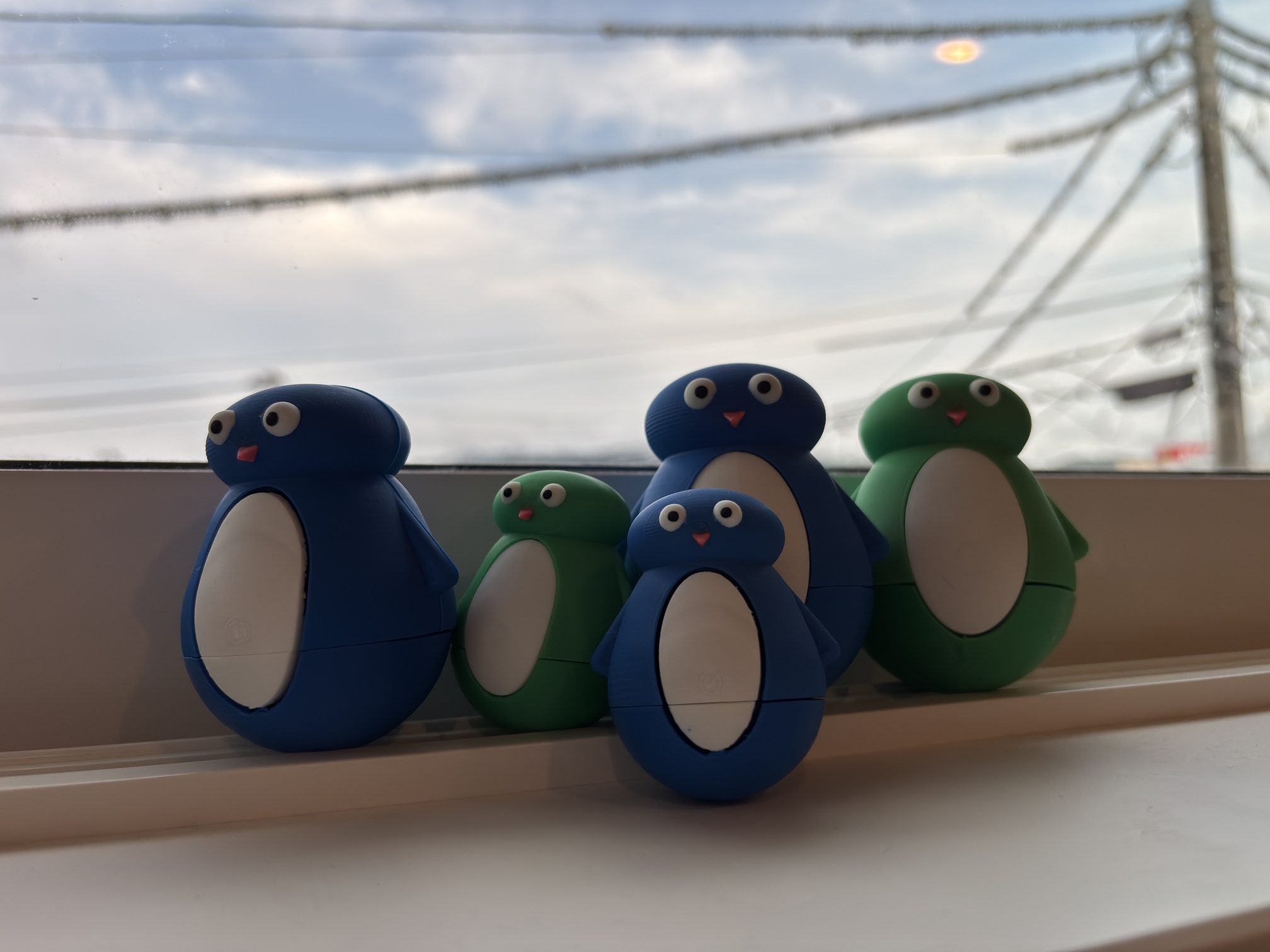窓辺に並んだ、丸いフォルムのまるぺんたち